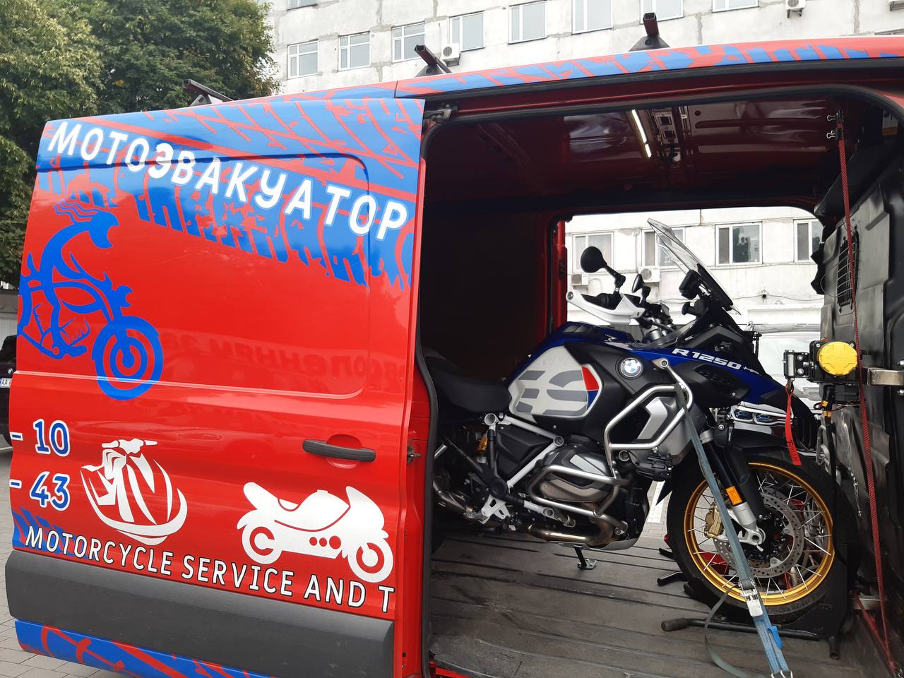 BMW R 1250 GS — туристичний ендуро. Видно двигун boxer, захисні накладки на двигун та високу посадку.